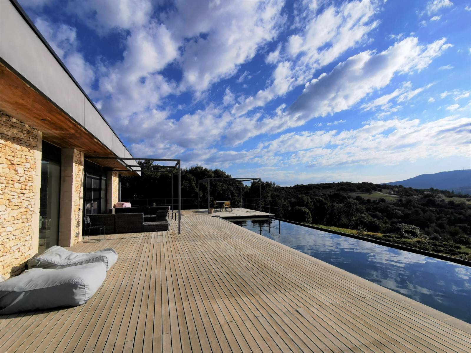 Création et construction d'aménagements extérieurs bois haut de gamme en Provence et Luberon 84