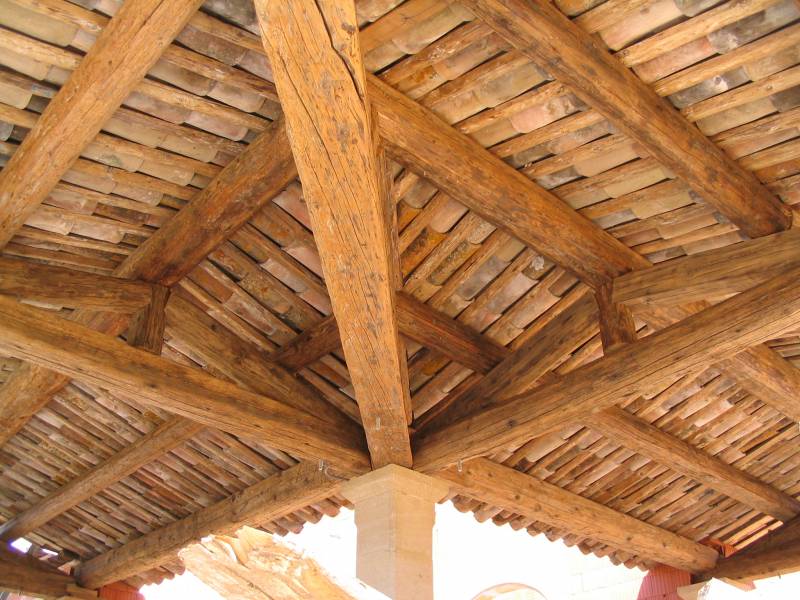 toiture d'un auvent en charpente traditionnelle bois haut de gamme à Lacoste 84480 en Provence par charpentiers compagnons chez MIALON CHARPENTE
