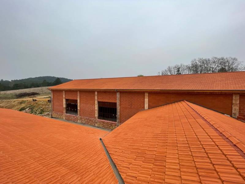 Construction d'une toiture en Sarking pour les nouveaux ateliers de la Lustrerie Mathieu à Gargas par MIALON CHARPENTE, Architectes Louis et Perino