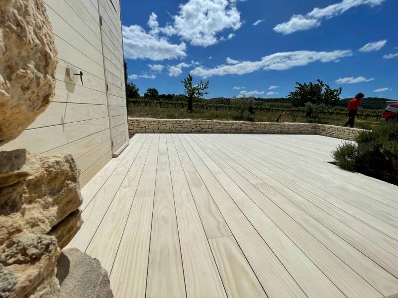 MIALON CHARPENTE construit votre terrasse haut de gamme en bois ACCOYA à Villars 84400 en Provence au coeur du Luberon