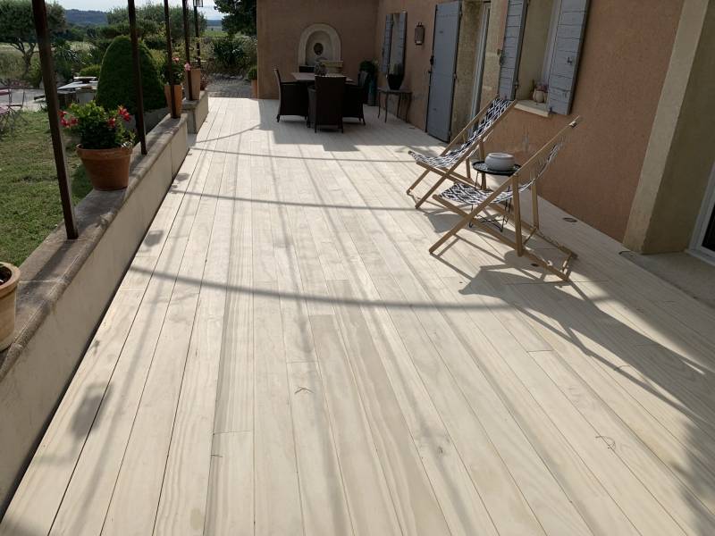 réalisation d'une terrasse en bois ACCOYA d'une garantie de 50 ans minimum en extérieur pour une maison au coeur du Luberon 84400