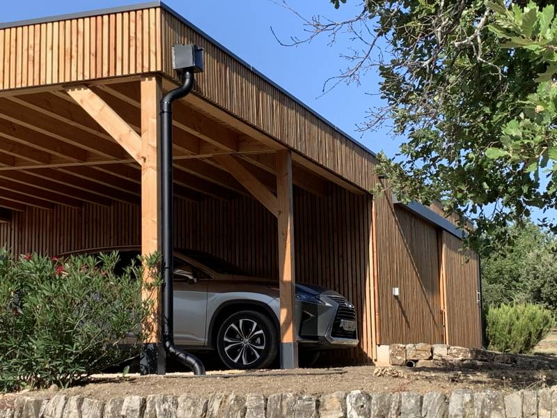 Construction de Carport ou abri voitures contemporains en bois pour vos propriétés et Mas en Provence haut de gamme par MIALON CHARPENTE
