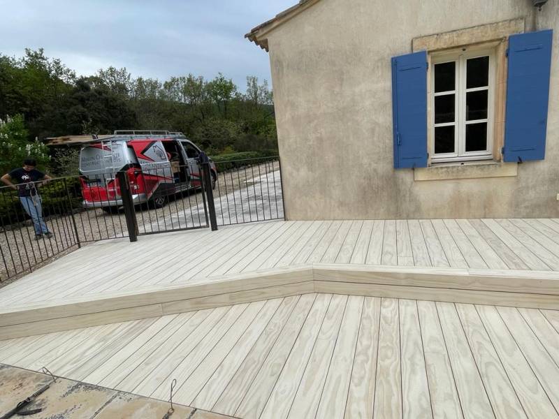 Réalisation d'une terrasse durable en bois ACCOYA sur Ménerbes 84560
