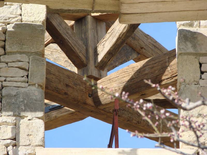 fabrication de charpente traditionnelle en vieux bois pour vos Mas et propriétés à Ménerbes en Provence 84560 par MIALON CHARPENTE