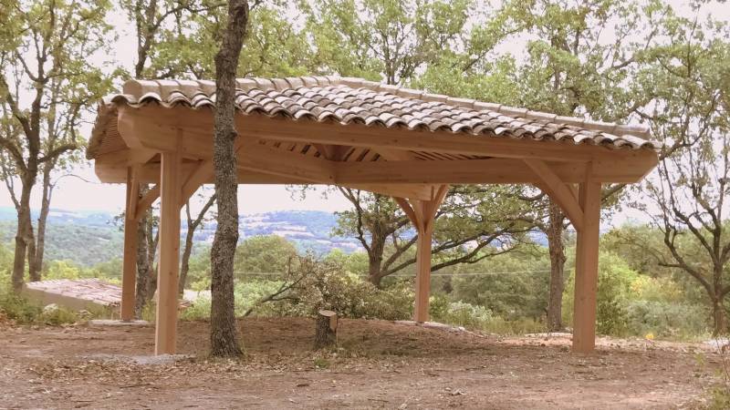fabricant de charpentes bois extérieures sur-mesure pour auvents et Pool-house à Lauris en Provence 84360