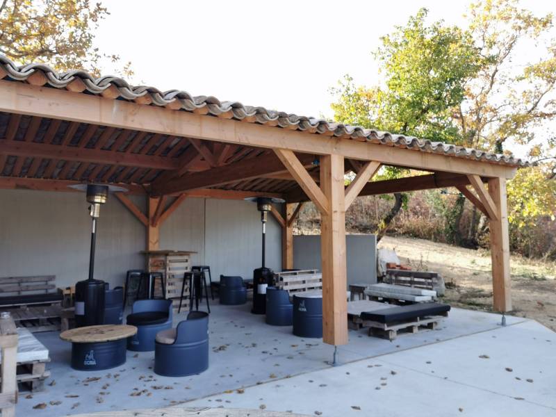 Construction de charpente bois pour terrasse extérieure couverte auvent en ferme traditionnelle à Mallemort 13370 par MIALON CHARPENTE