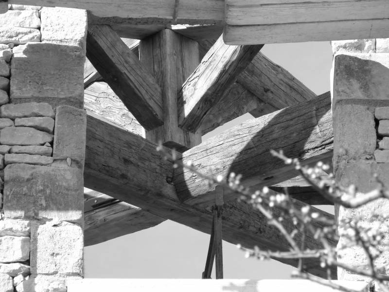 charpente bois extérieur sur-mesure 84160 à Lourmarin en Provence par des charpentiers qualifiés MIALON CHARPENTE