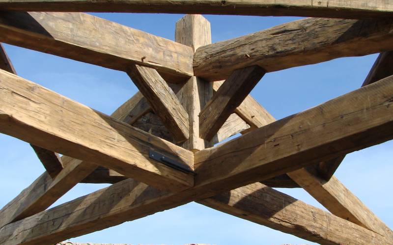 construction de charpente traditionnelle en vieux bois à Cadenet 84160 en Provence par MIALON CHARPENTE