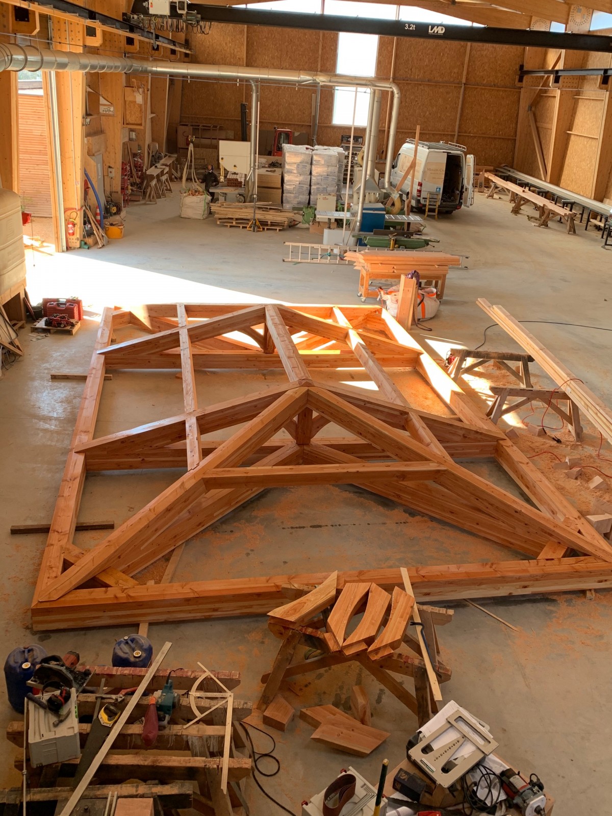 Fabrication d’une charpente traditionnelle 4 pentes en bois Douglas pour un Pool House à Apt.