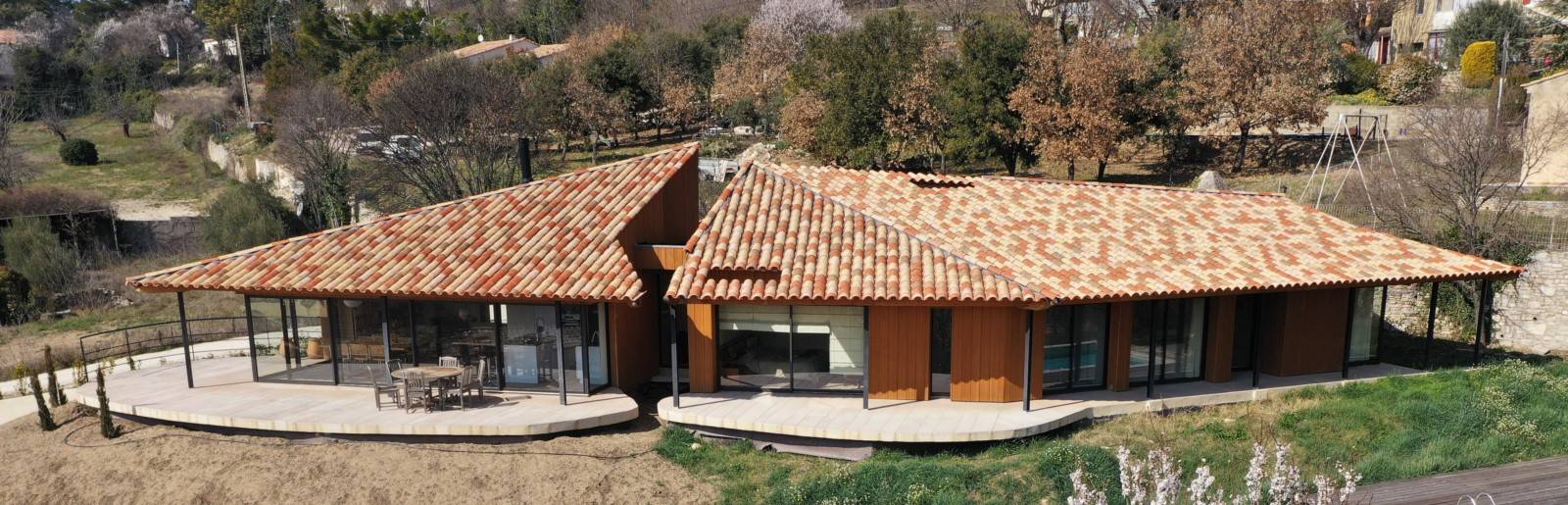 construction de maison d'architecte en bois avec une architecture japonisante ouverte sur l'extérieur par MIALON CHARPENTE en Pays d'Apt 84  en Luberon Architecte Maurice SAUZET