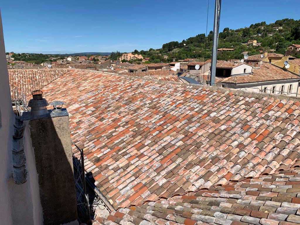 réfection de la toiture d'un bâtiment historique en centre ville d' APT 84400  